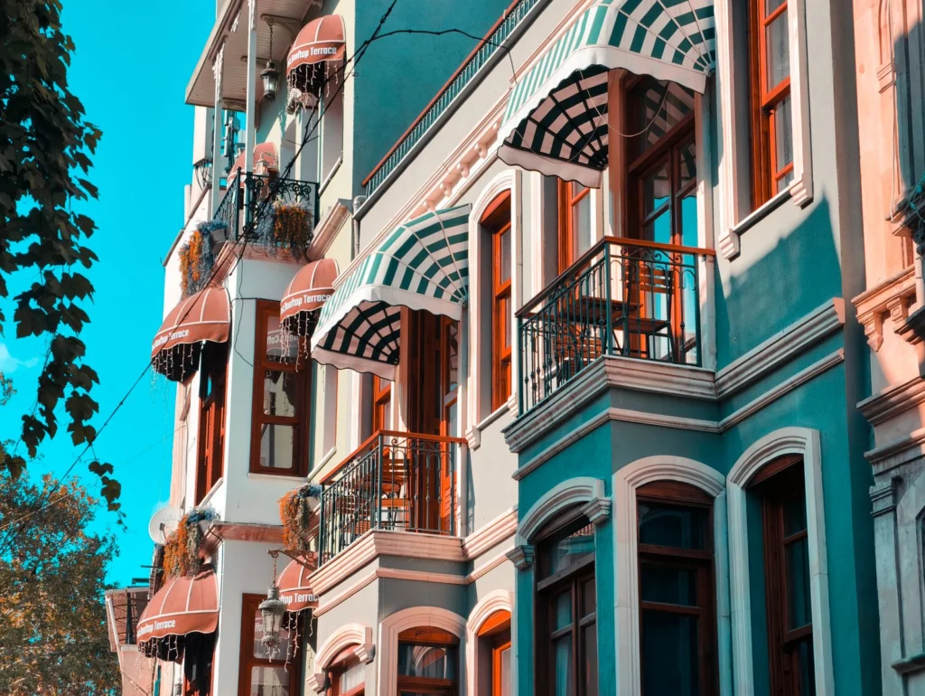 Façade protégée du soleil par des stores