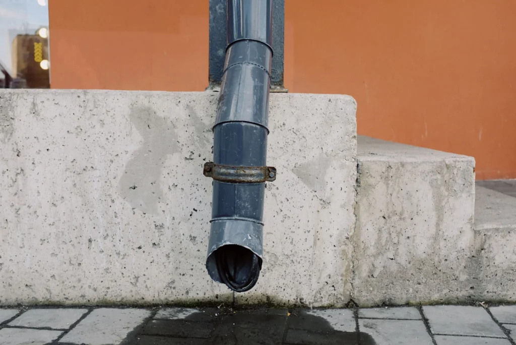 Eau de pluie s’écoulant d’une descente