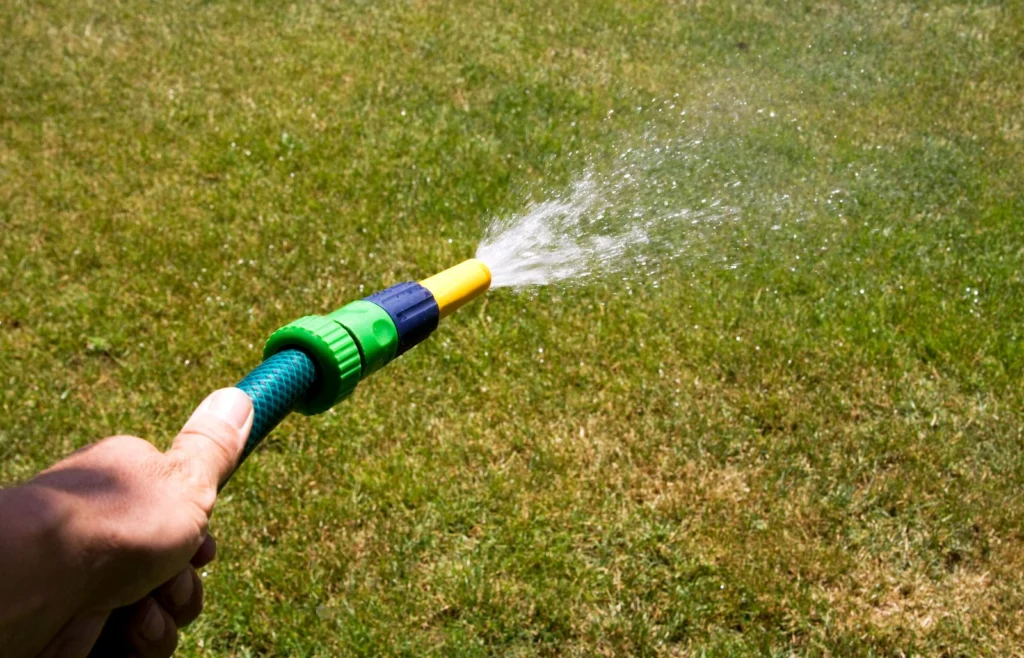 Arrosage de la pelouse avec l’eau de la citerne