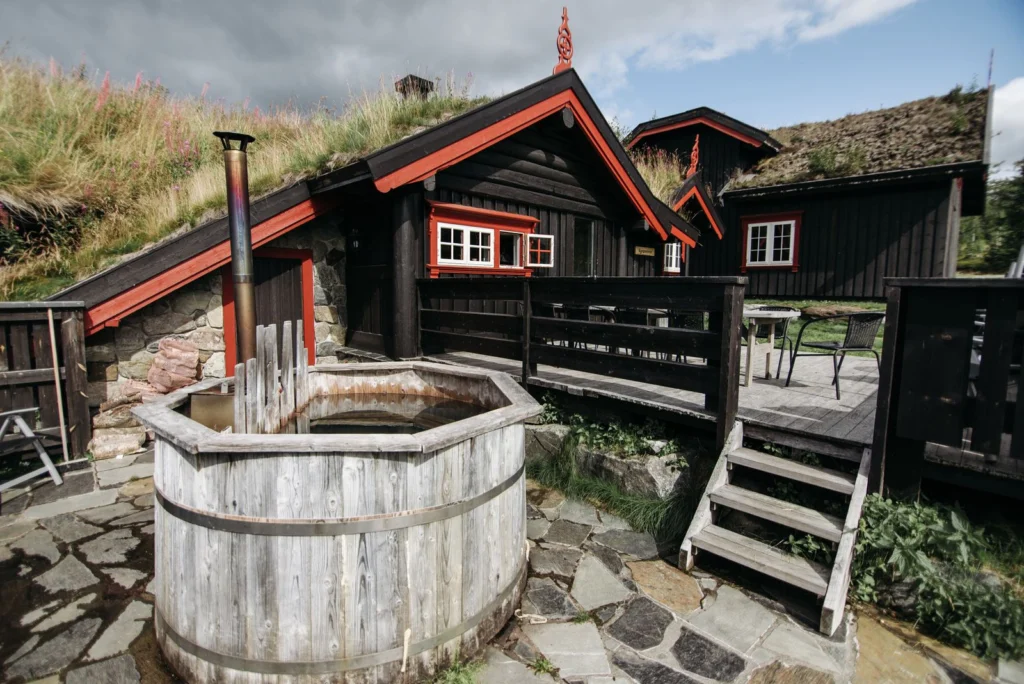 Bain nordique en bois près d’une maison