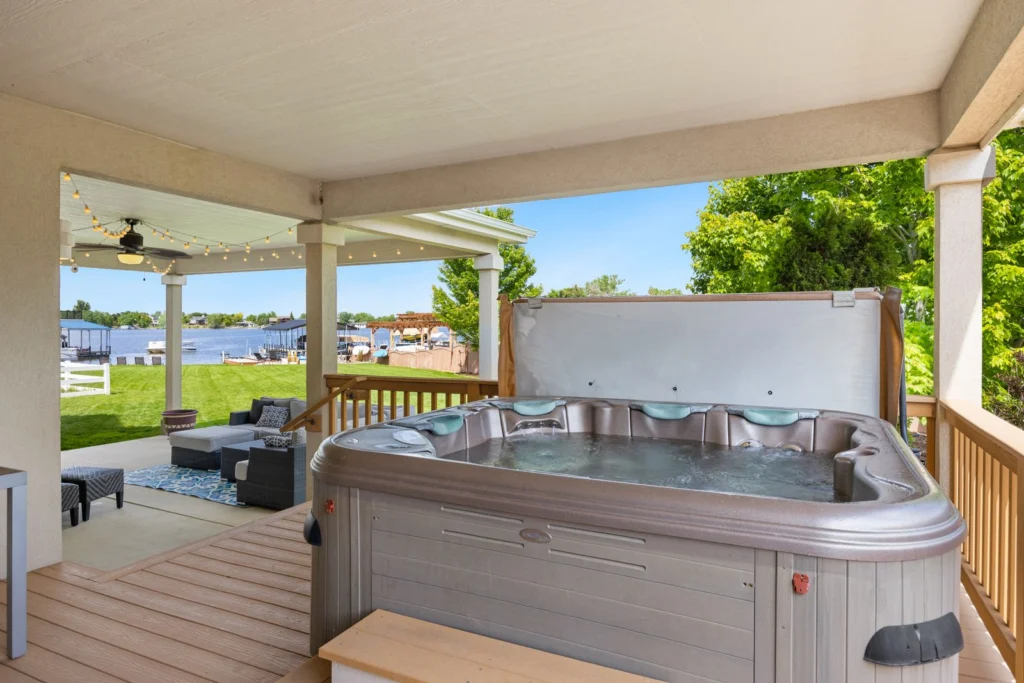 Jacuzzi installé sur une terrasse