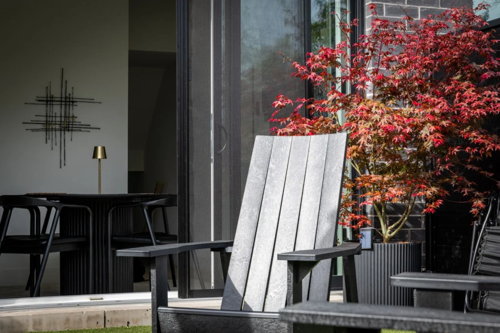 Terrasse aménagée avec fauteuil de jardin