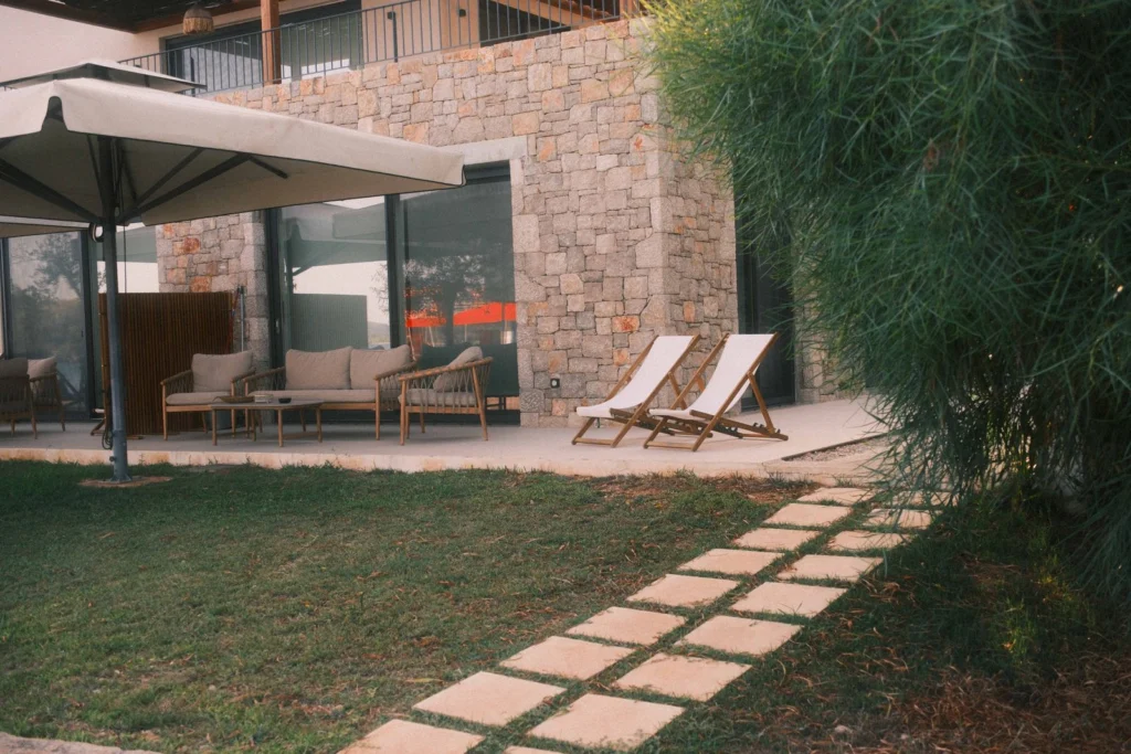 Terrasse en pierre bleue avec transats