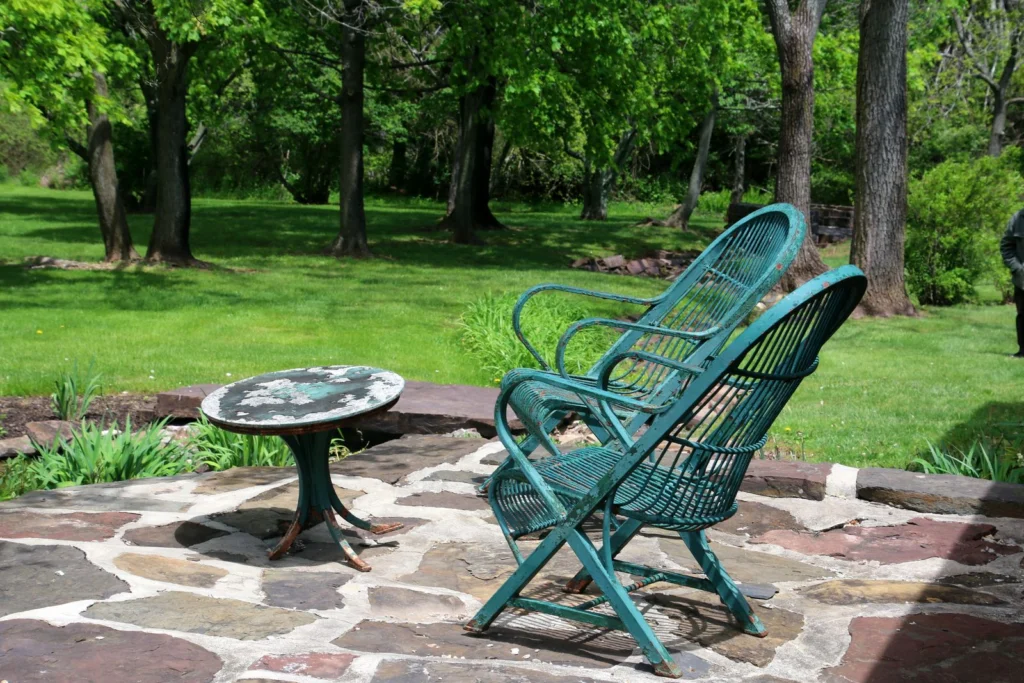 Terrasse en pierre bleue entourée de verdure