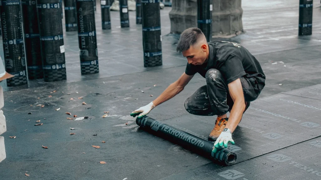 Pose d’une membrane d’étanchéité sur toiture plate