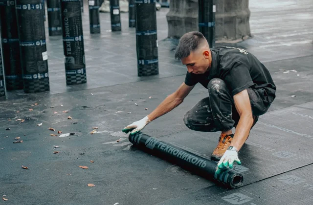 Toiture plate : EPDM, roofing ou résine, quelle étanchéité choisir ?