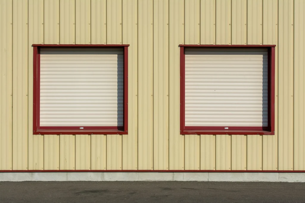Façade équipée de volets roulants