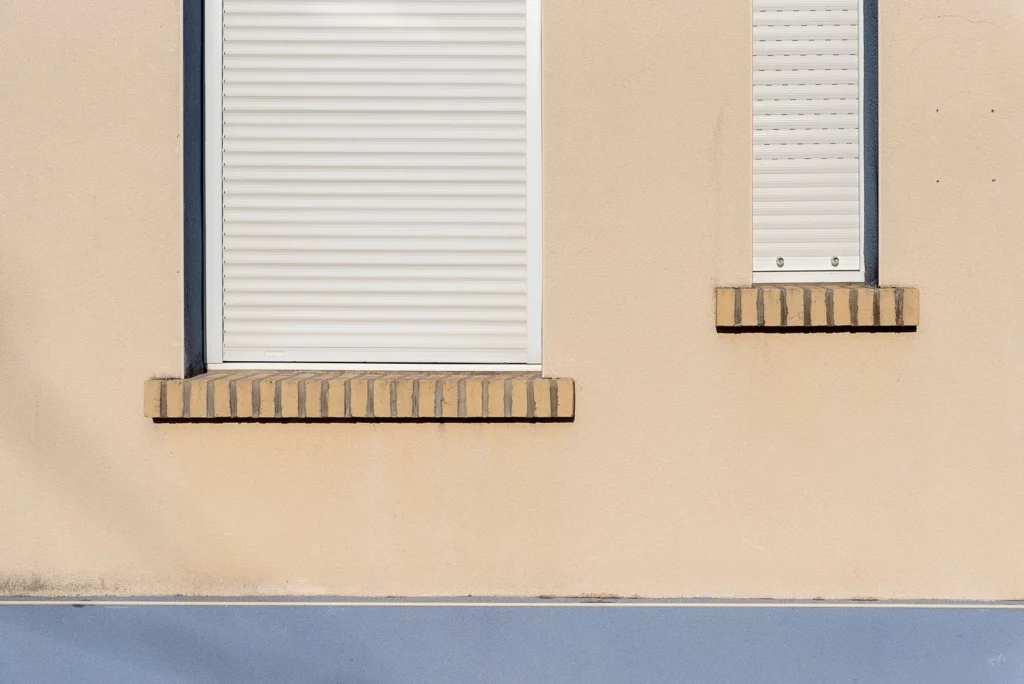 Volets roulants sur une façade moderne